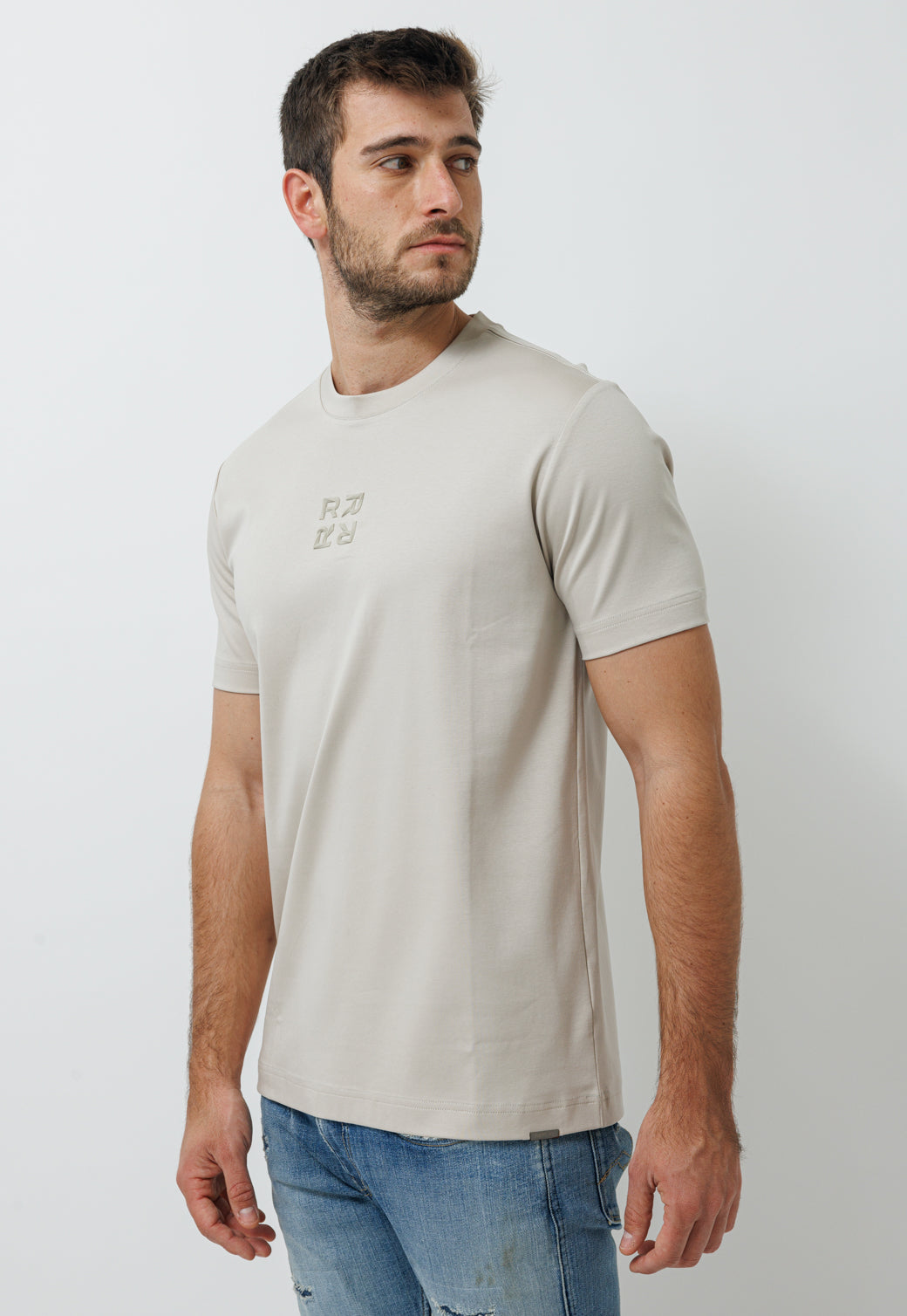 טי שירט לגברים בצבע אבן עם לוגו