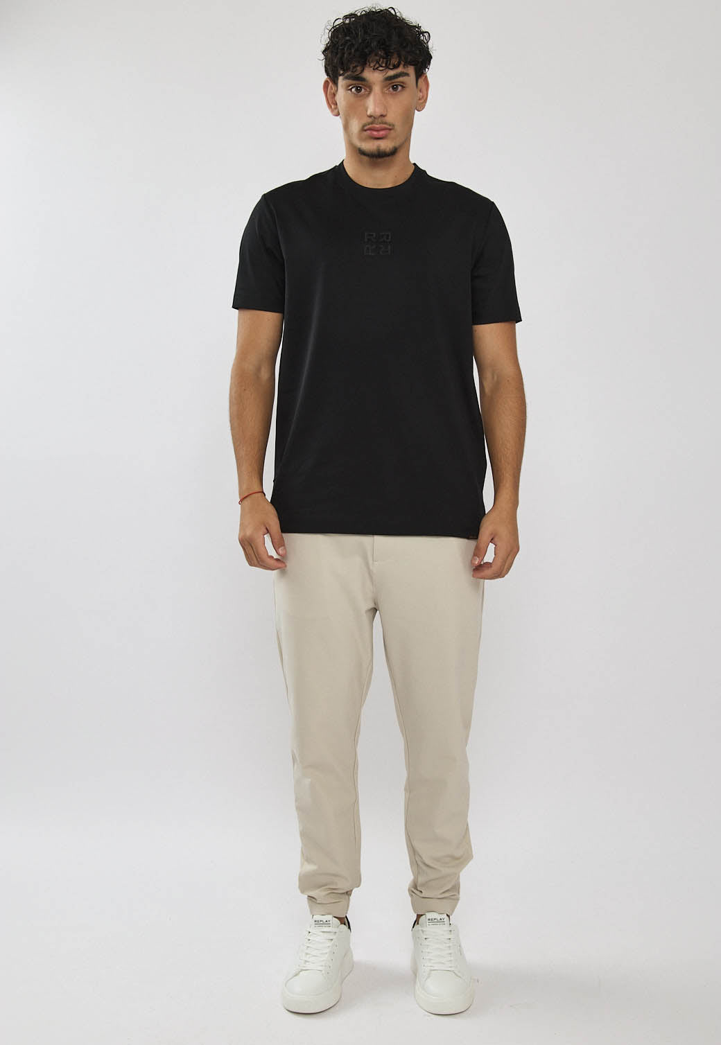 טי שירט לגברים בצבע שחור עם לוגו מובלט