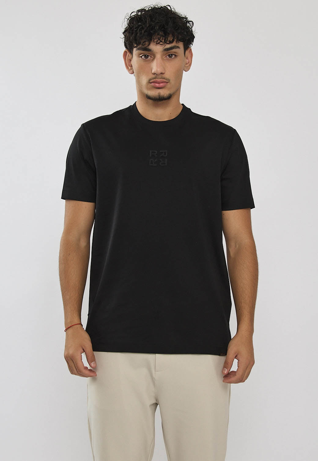 טי שירט לגברים בצבע שחור עם לוגו מובלט