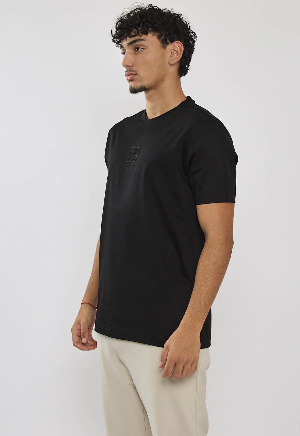 טי שירט לגברים בצבע שחור עם לוגו מובלט