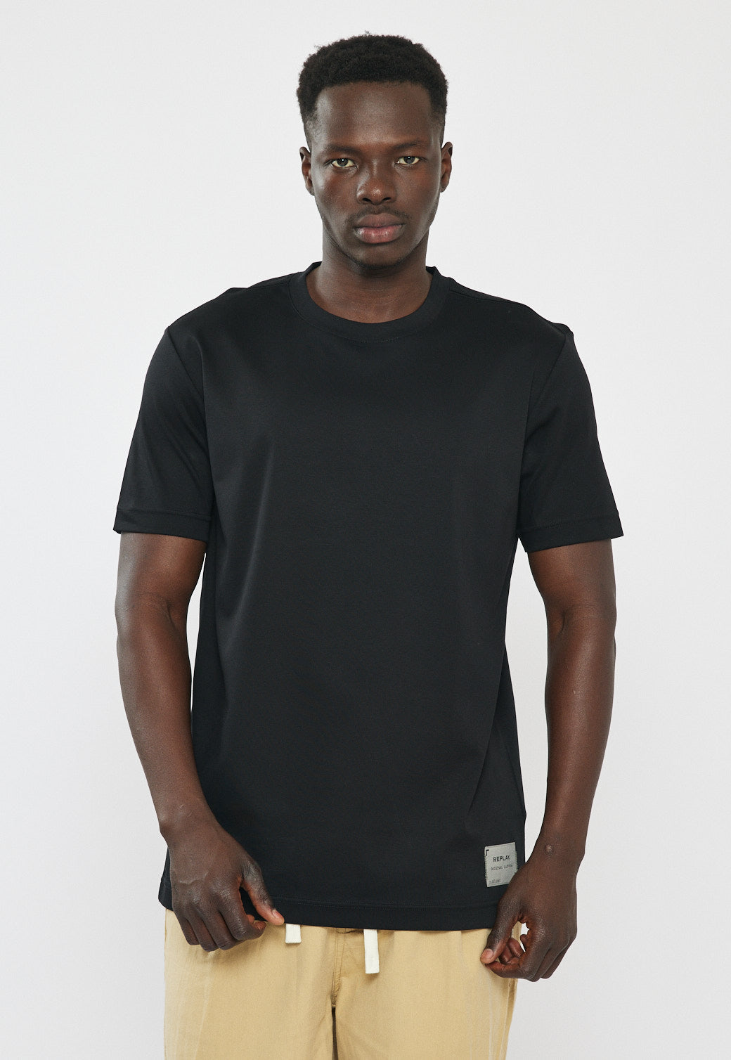 טי-שירט לגברים בצבע שחור עם לוגו בצד