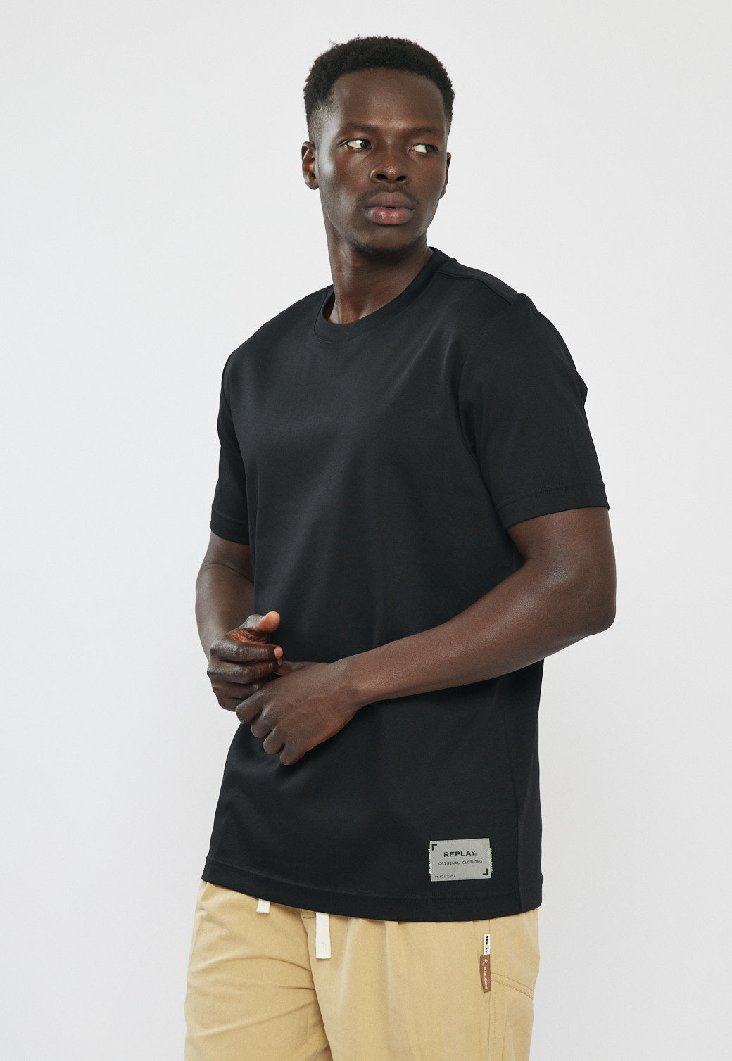 טי-שירט לגברים בצבע שחור עם לוגו בצד