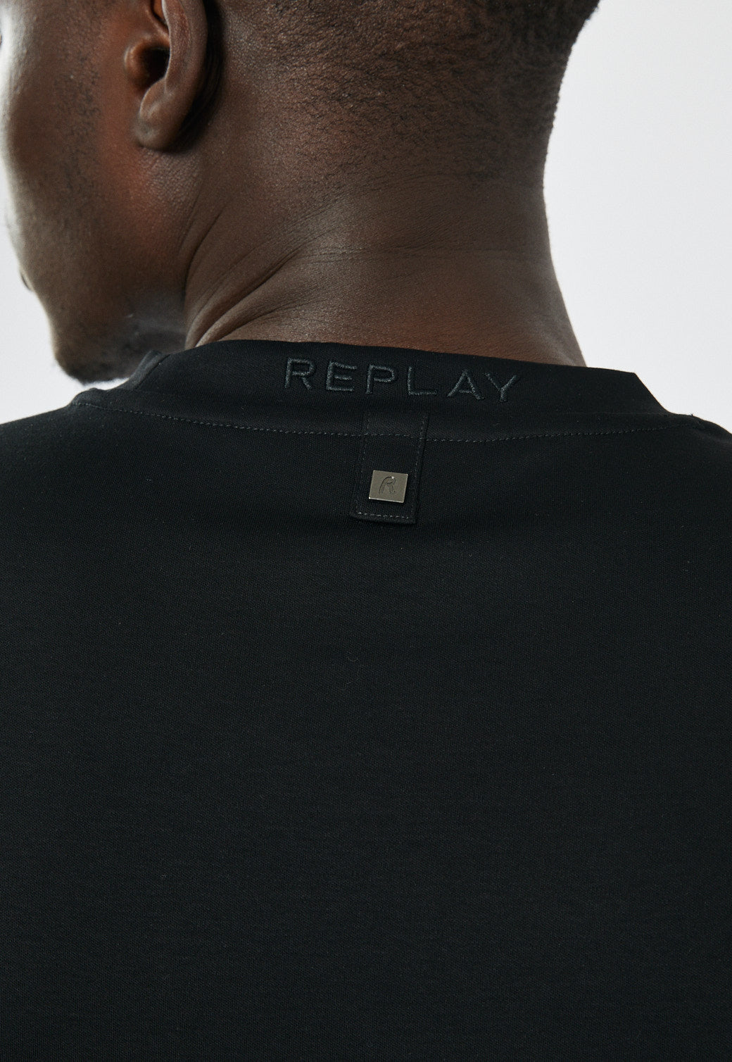 טי-שירט לגברים בצבע שחור עם לוגו בצד