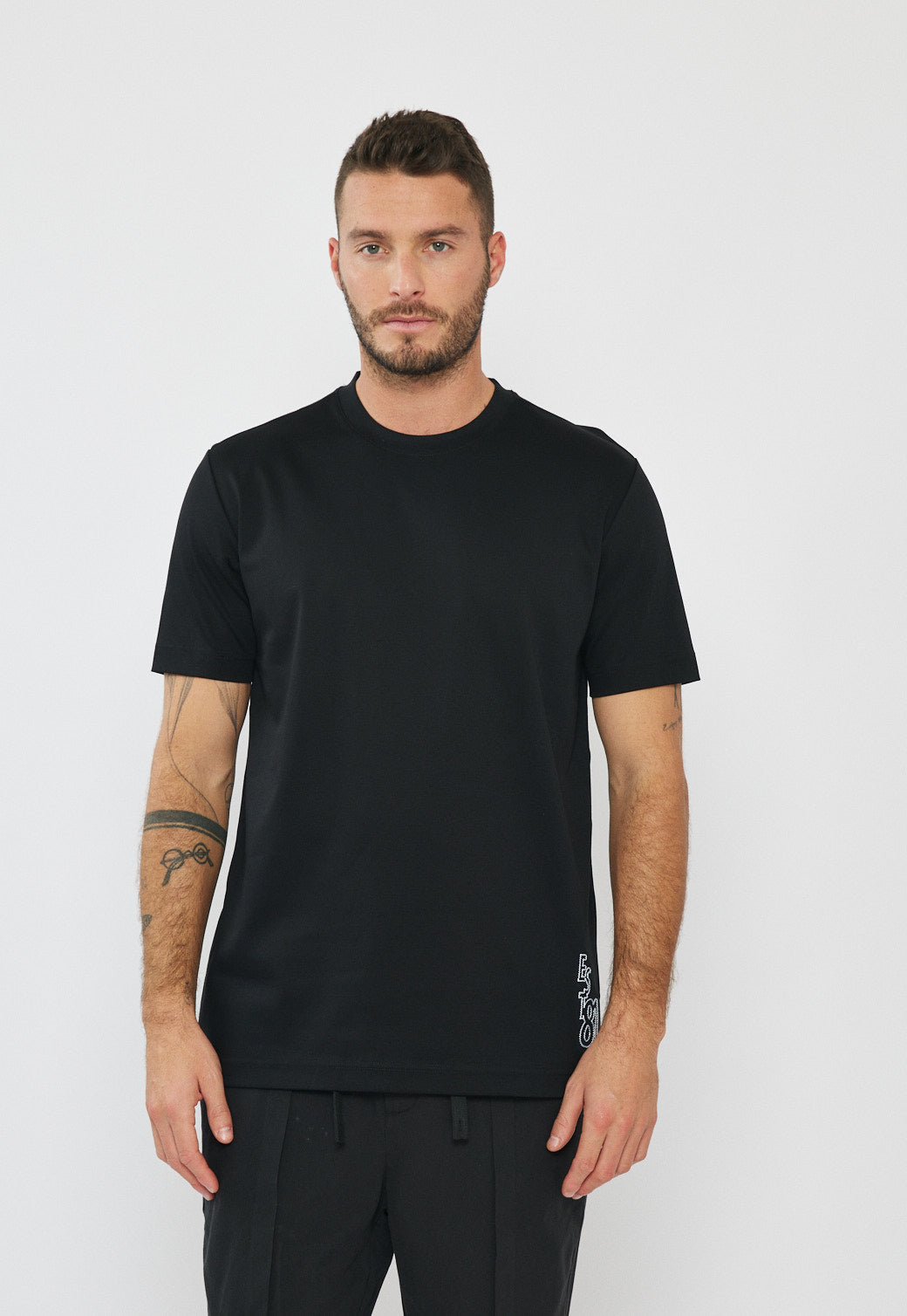 טי-שירט לגברים בצבע שחור בעיצוב נקי