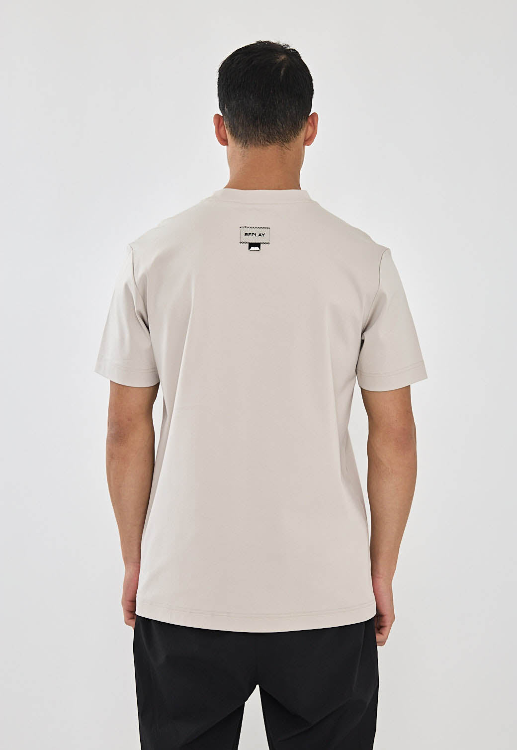 טי-שירט לגברים בצבע אבן עם תג גב