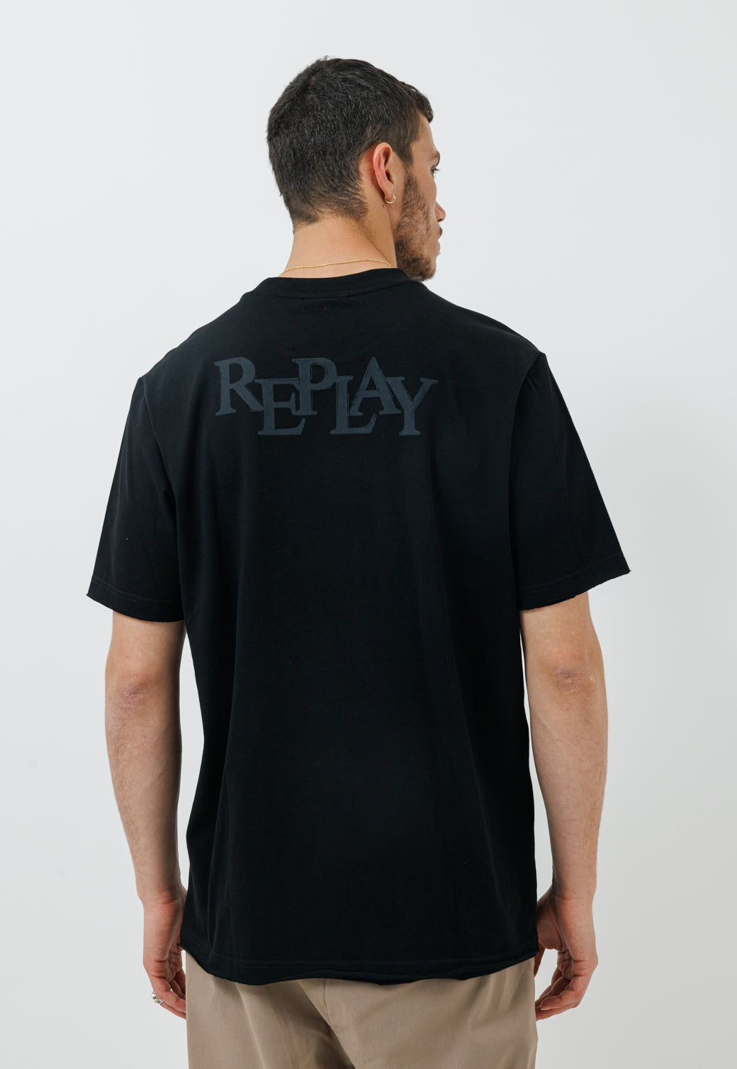 טי-שירט אוברסייז שחורה עם לוגו REPLAY גדול בגב.
