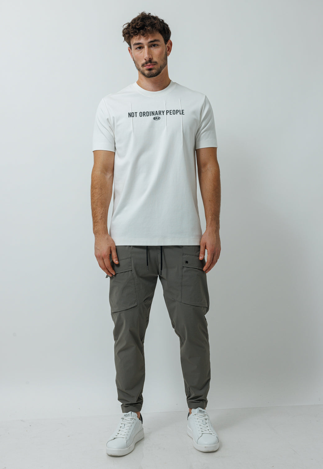 טי-שירט קצרה לגברים בצבע לבן עם הדפס