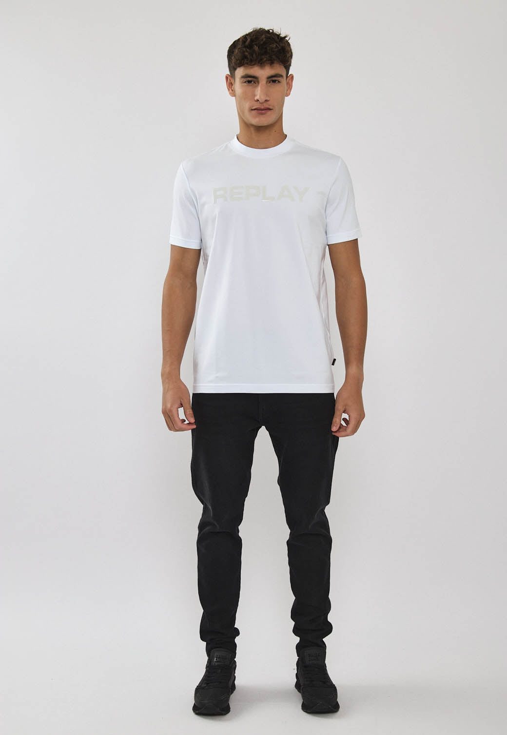 טי-שירט לגברים בצבע לבן עם לוגו