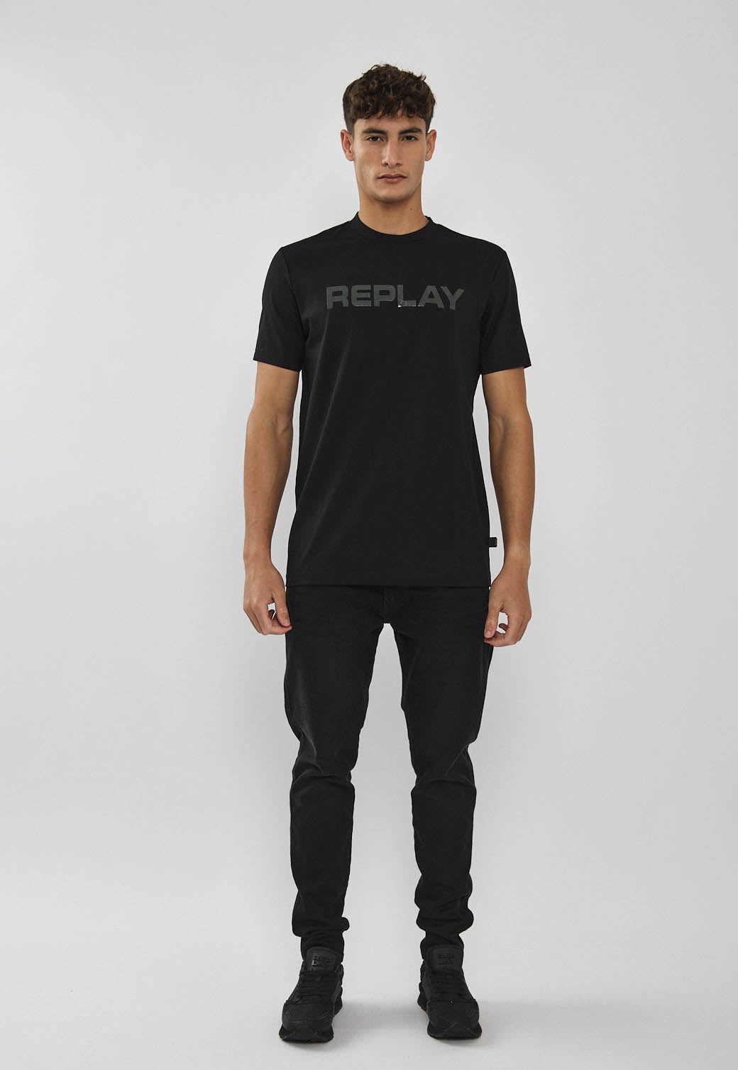 טי-שירט קצרה לגברים בצבע שחור עם לוגו