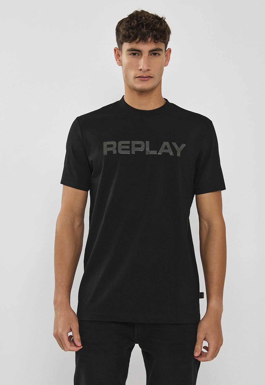 טי-שירט שחורה לגברים עם לוגו REPLAY גדול בחזה.
