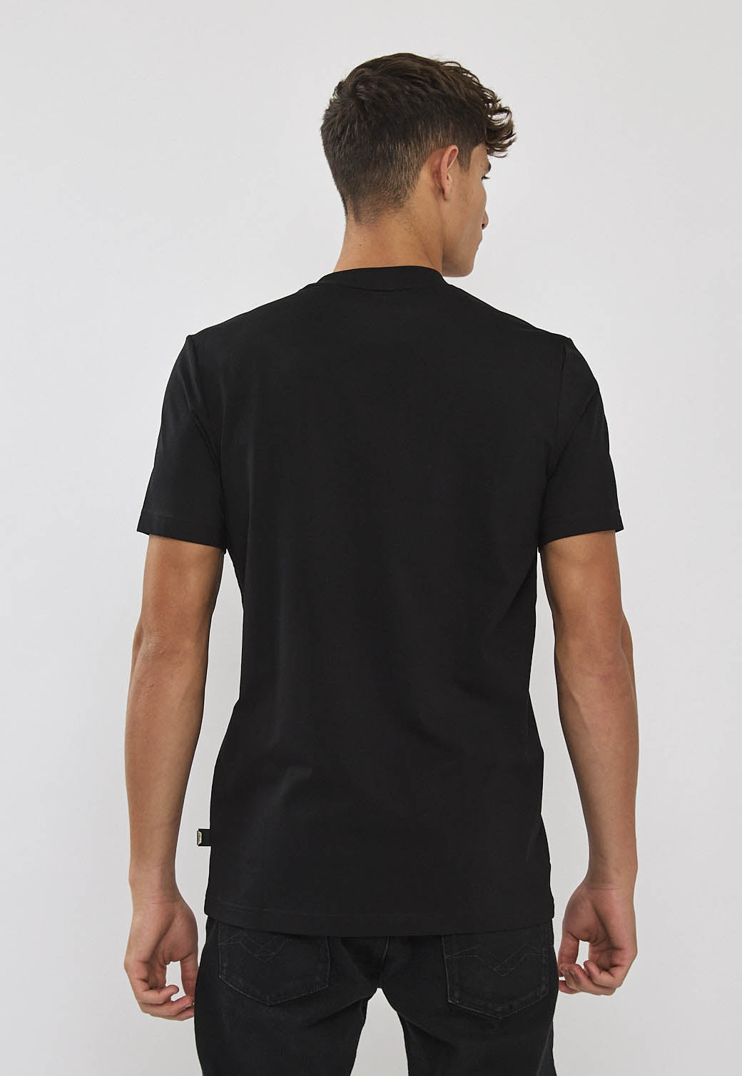 טי-שירט קצרה לגברים בצבע שחור עם לוגו