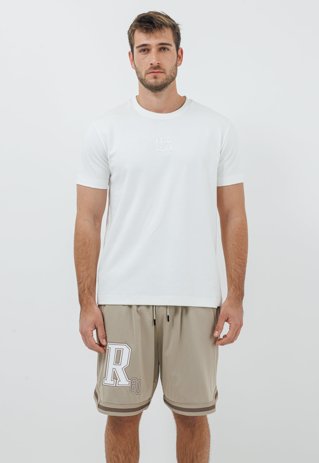 מכנסיים קצרים לגברים בצבע בז’ עם לוגו