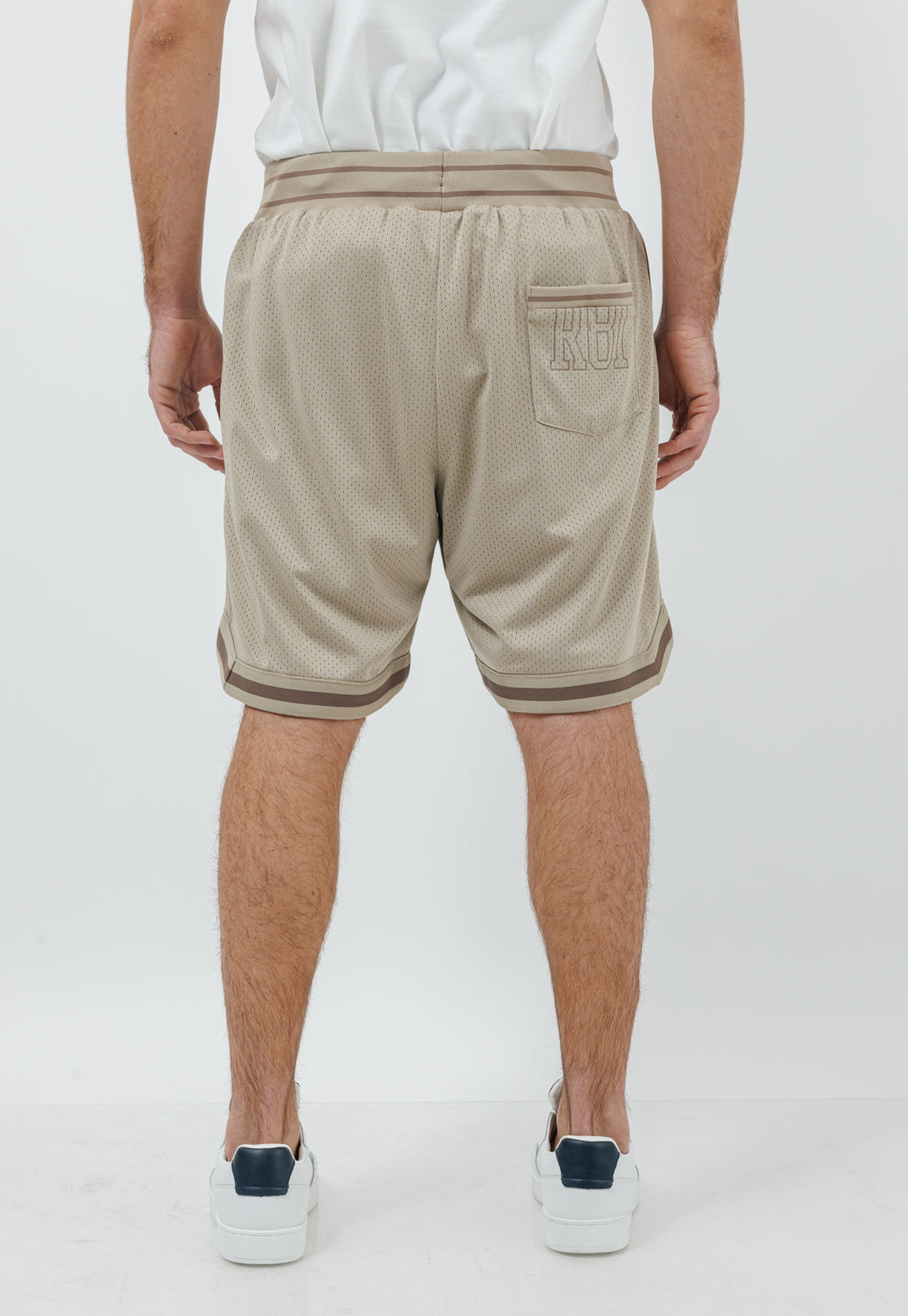 מכנסיים קצרים לגברים בצבע בז’ עם לוגו