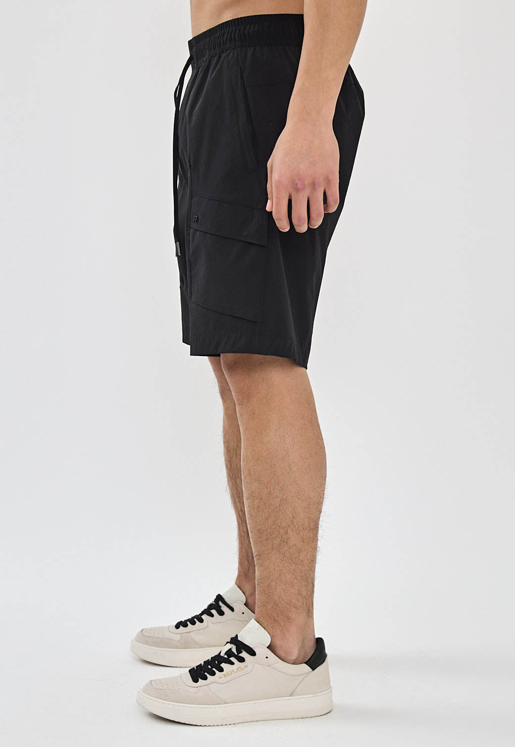 מכנסיים קצרים לגברים בצבע שחור