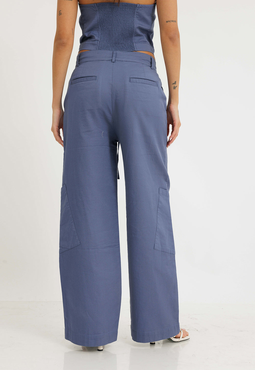 מכנסיים ארוכים לנשים בצבע כחול דנים