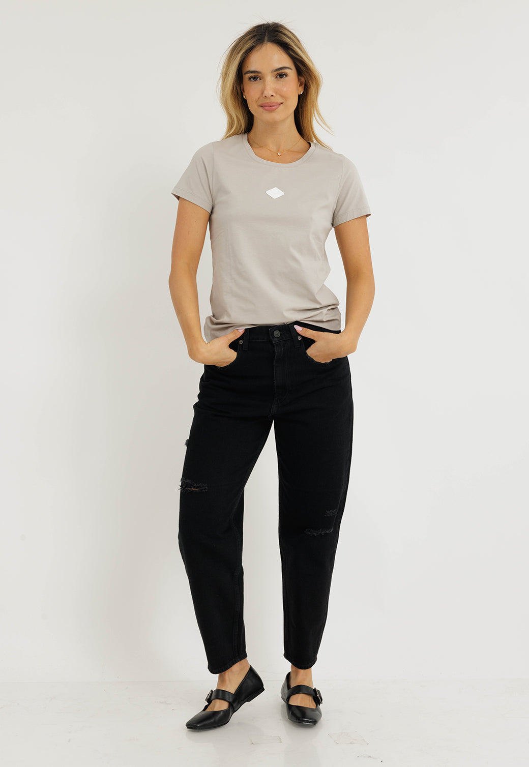 טי-שירט לנשים בצבע אפור בהיר עם לוגו