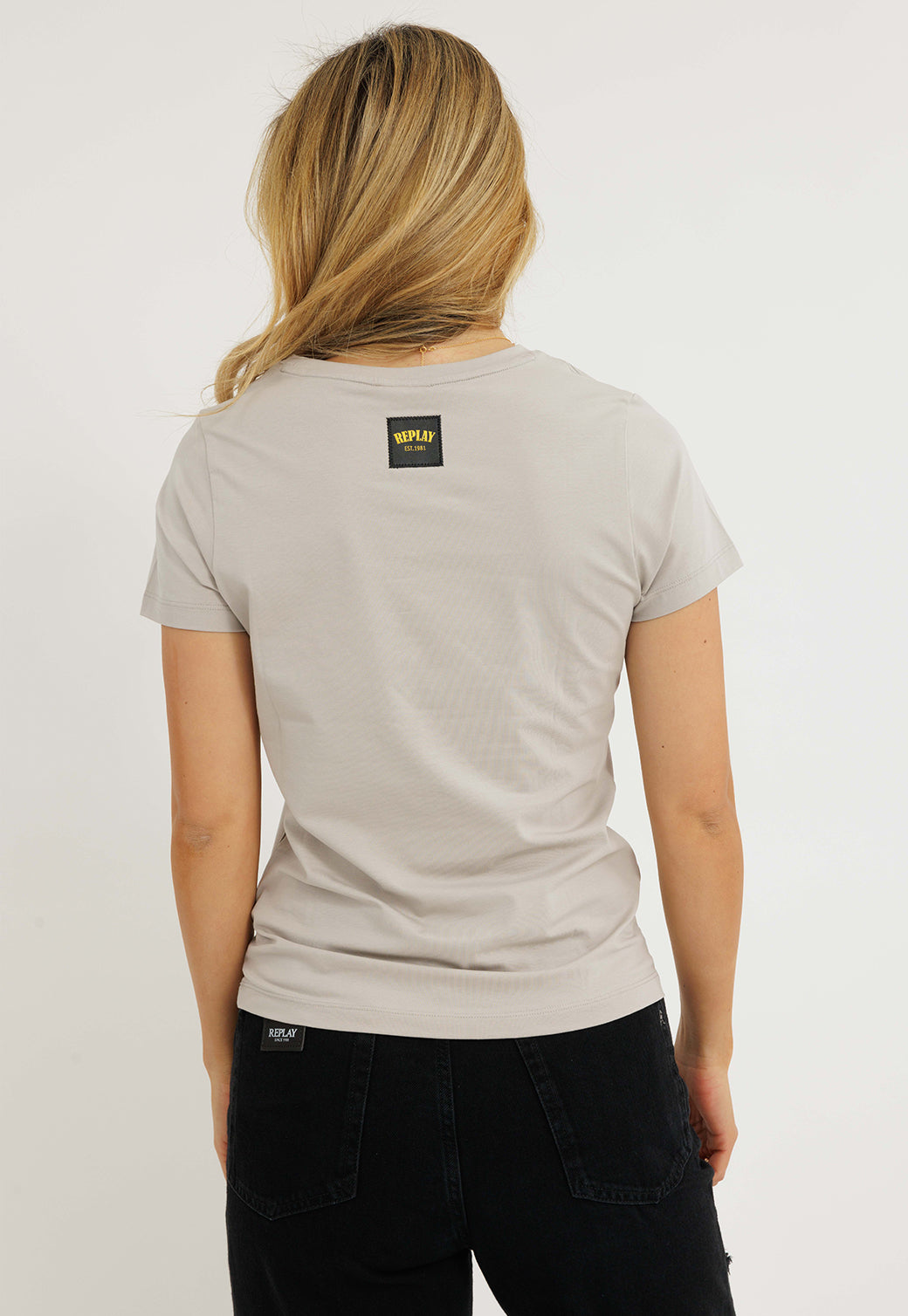 טי-שירט לנשים בצבע אפור בהיר עם לוגו