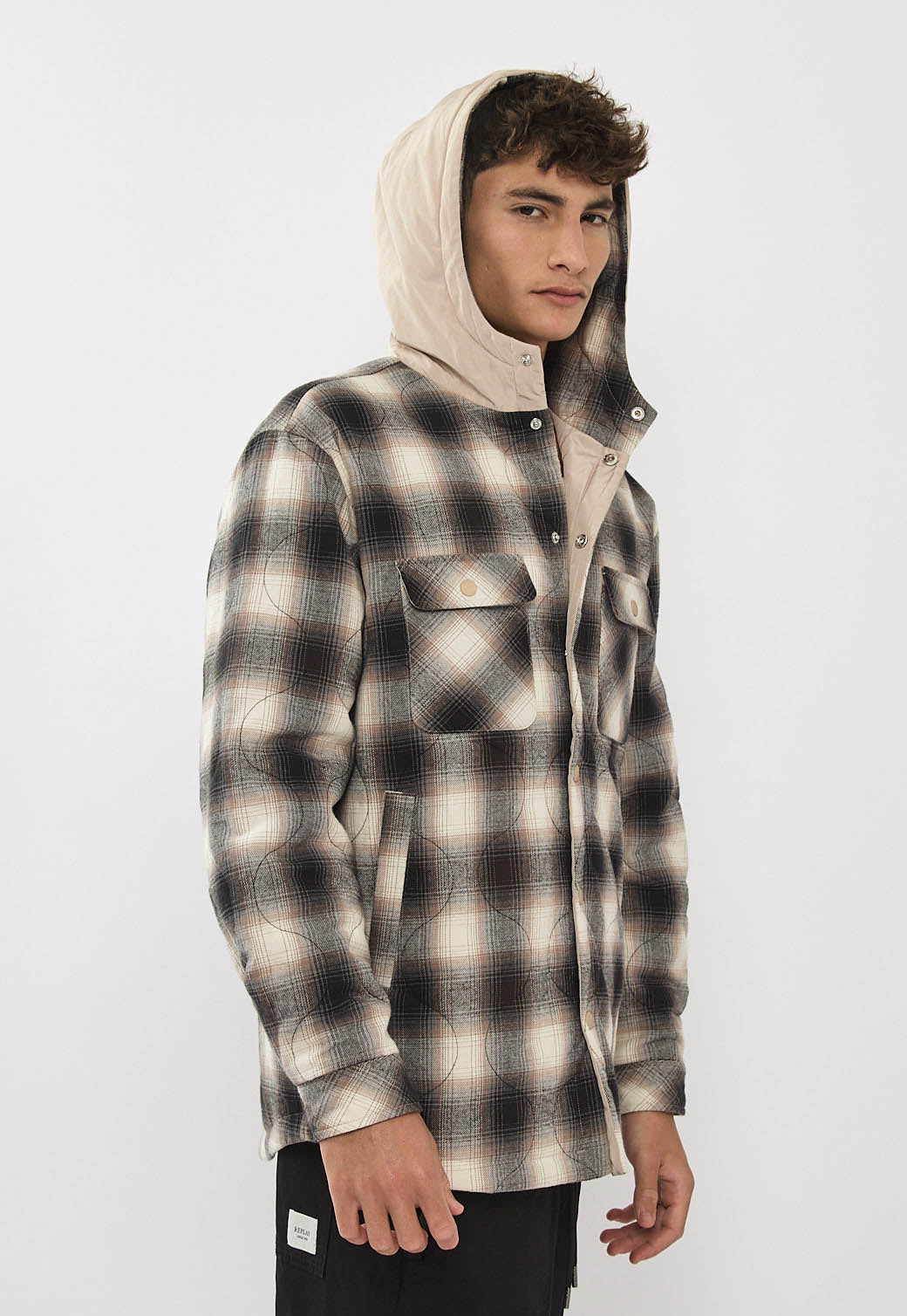 ג׳קט פלאנל דו־צדדי לגברים בצבע חום משובץ/בז׳ עם קפוצ׳ון