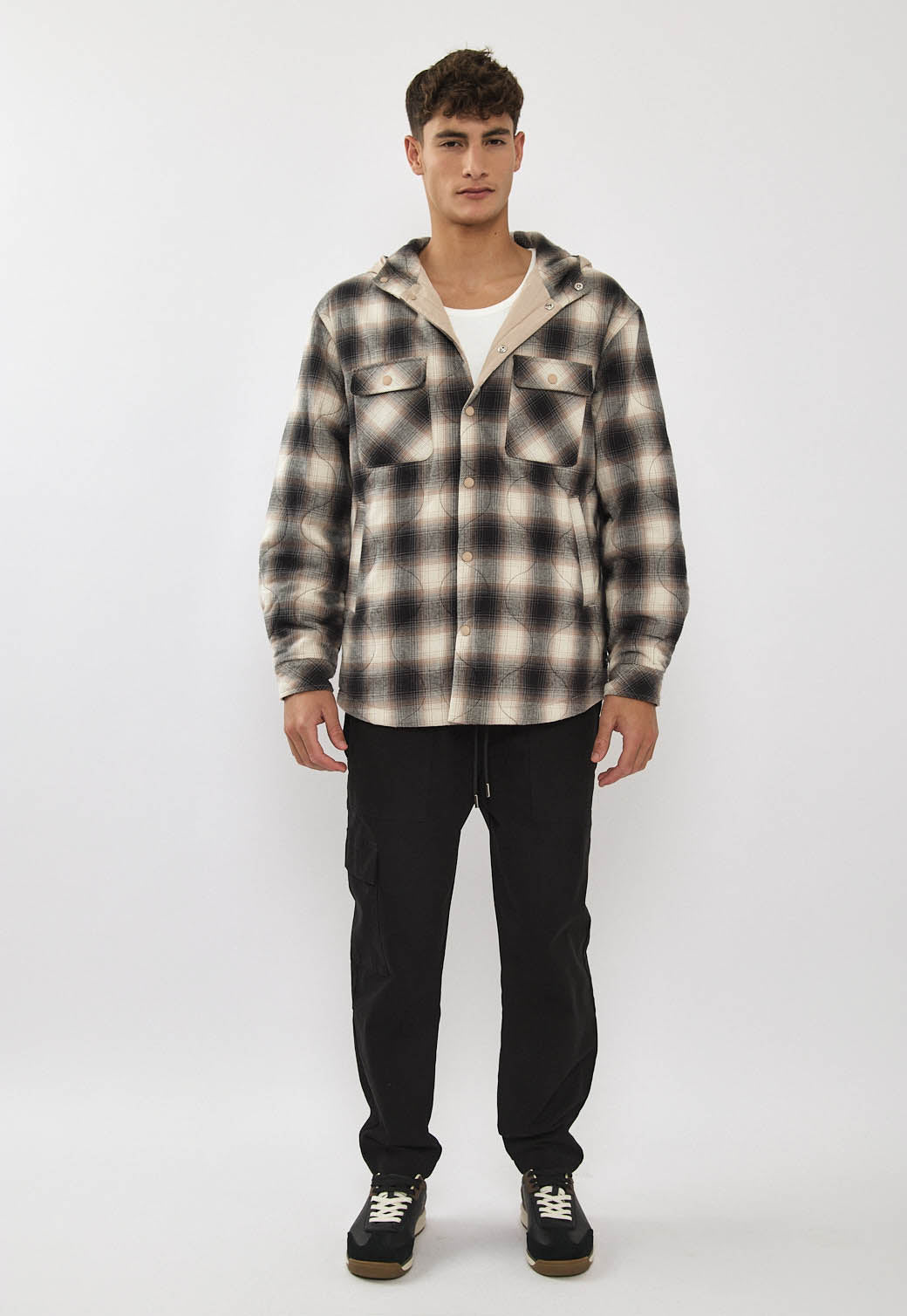 ג׳קט פלאנל דו־צדדי לגברים בצבע חום משובץ/בז׳ עם קפוצ׳ון