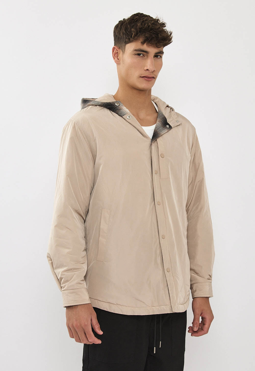 ג׳קט פלאנל דו־צדדי לגברים בצבע חום משובץ/בז׳ עם קפוצ׳ון