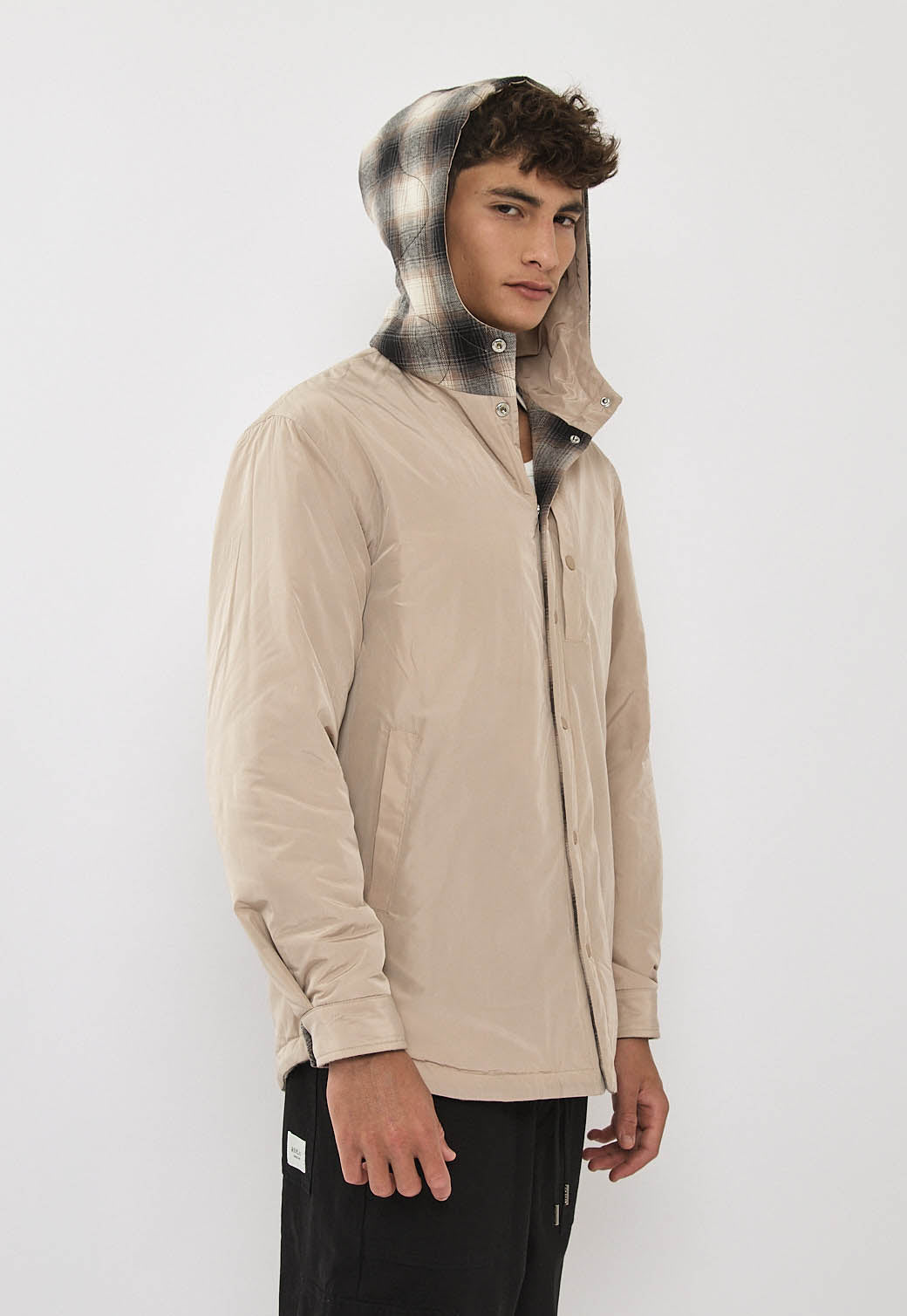 ג׳קט פלאנל דו־צדדי לגברים בצבע חום משובץ/בז׳ עם קפוצ׳ון