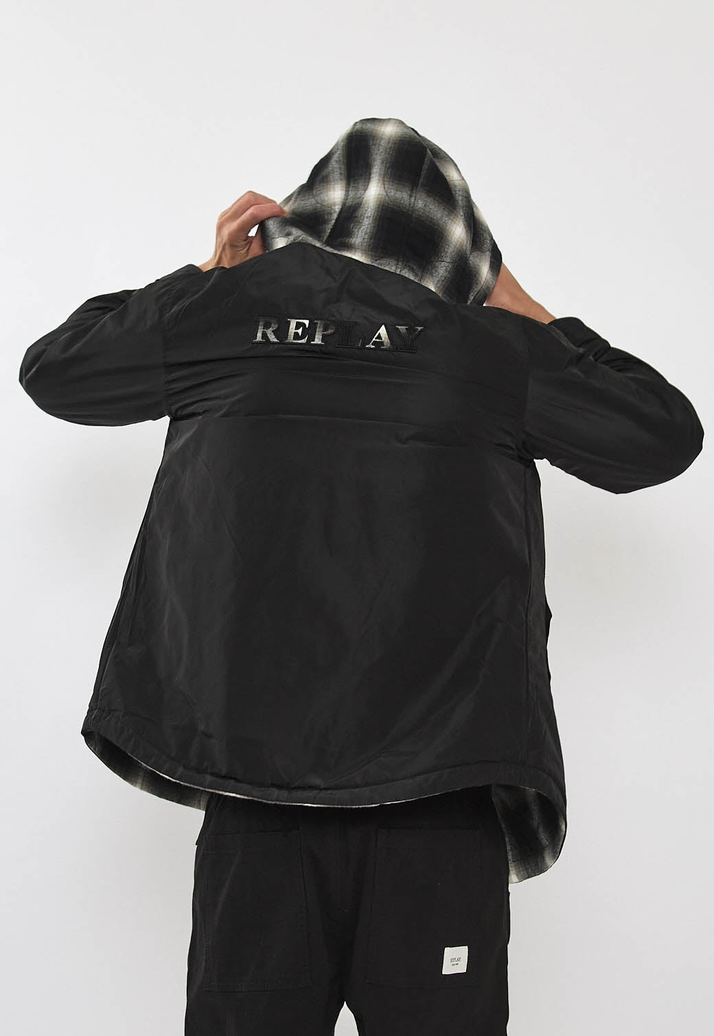 ג'קט דו-צדדית לגברים משובצת בצבע שחור ולבן עם קפוצ'ון