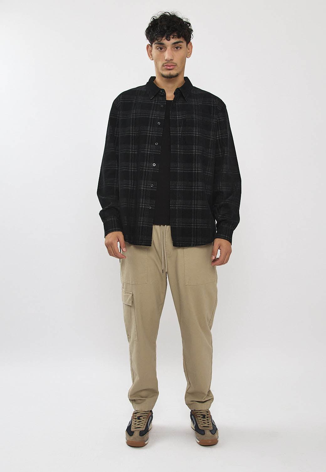 חולצת פלנל משובצת לגברים בצבע שחור