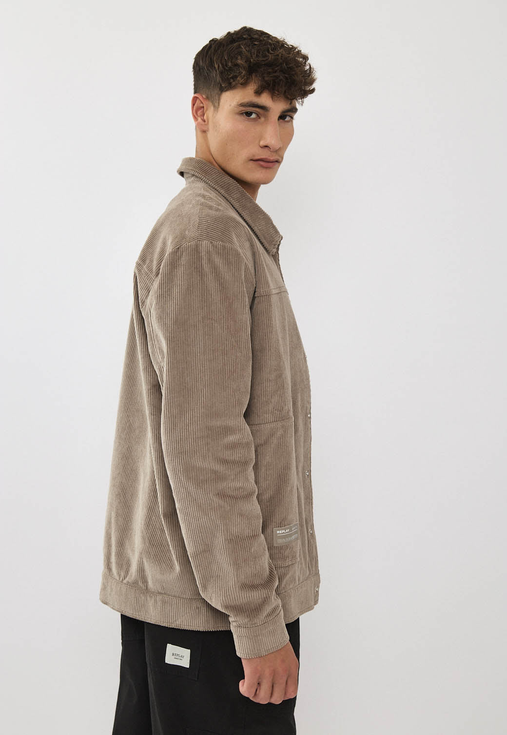 ג׳קט קורדרוי לגברים בצבע חום בהיר