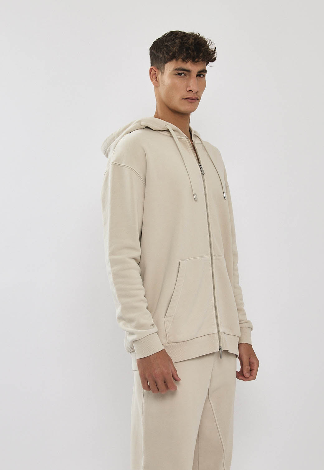 קפוצ׳ון רוכסן לגברים בצבע אבן