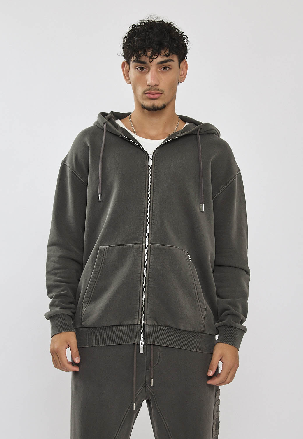 קפוצ’ון רוכסן לגברים בצבע אפור בהיר