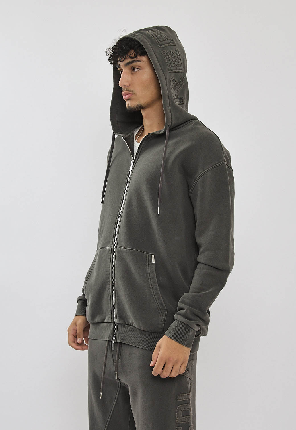 קפוצ’ון רוכסן לגברים בצבע אפור בהיר