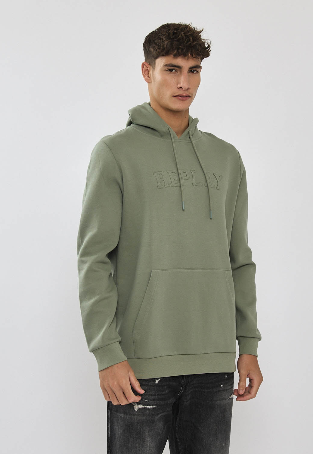 קפוצ׳ון לגבר בצבע ירוק זית עם לוגו רקום