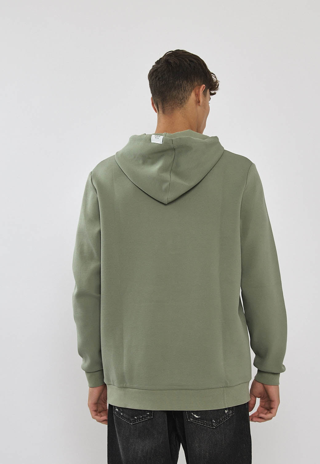 קפוצ׳ון לגבר בצבע ירוק זית עם לוגו רקום