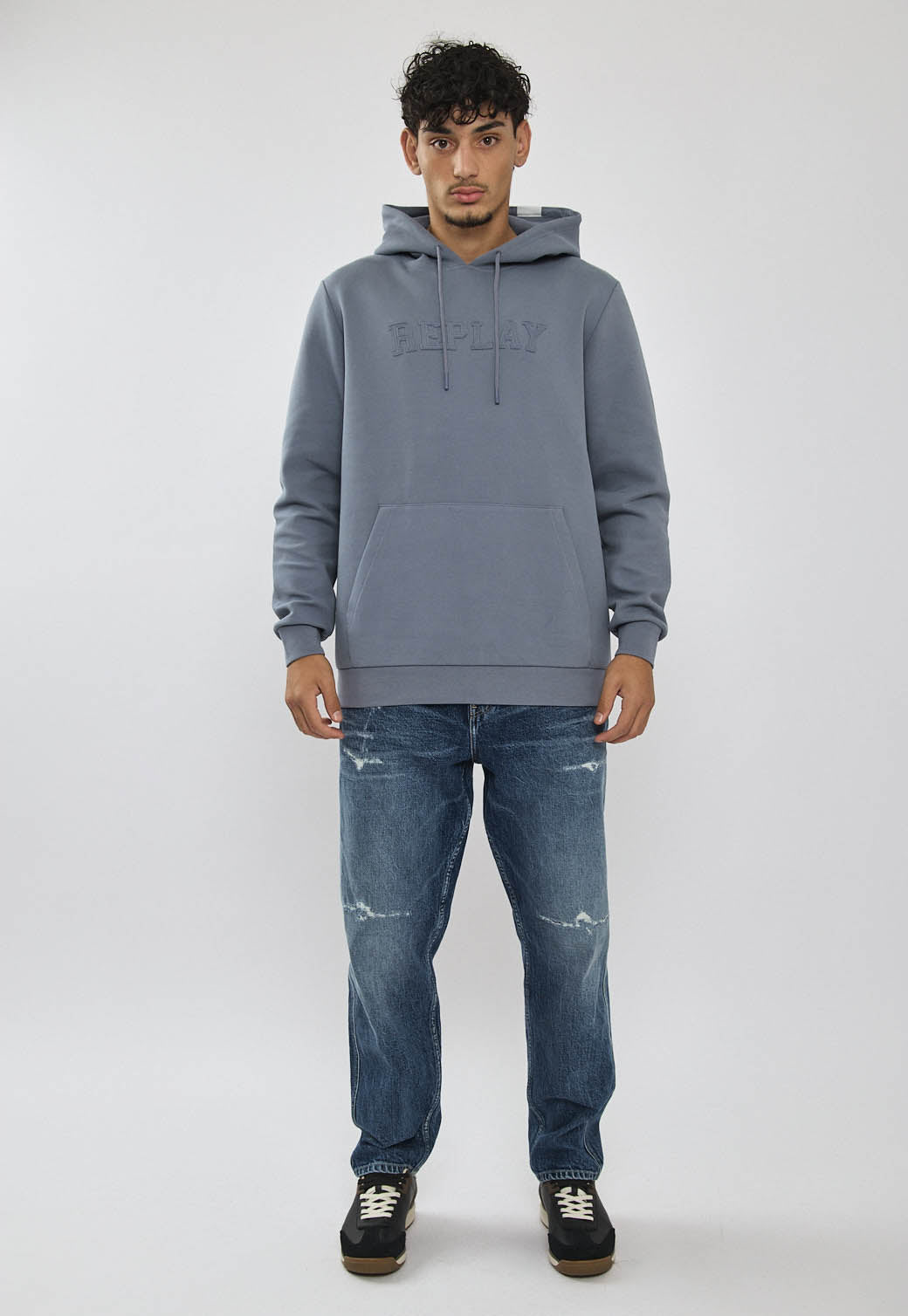 קפוצ'ון לגברים בצבע כחול עם לוגו מובלט