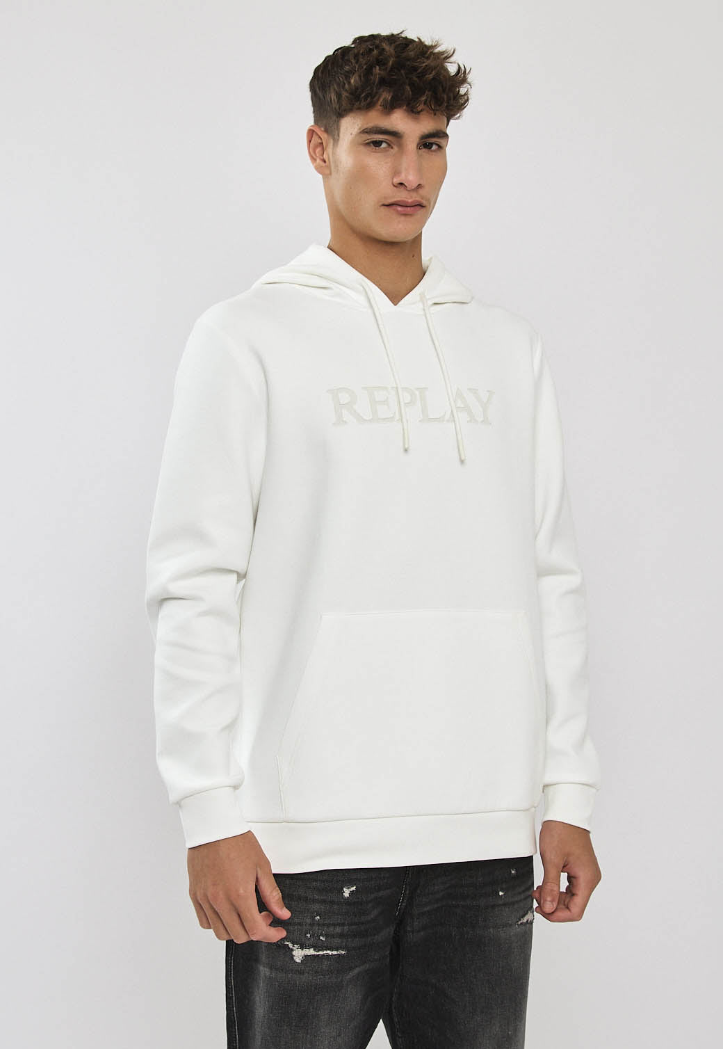 קפוצ׳ון לגברים בצבע לבן עם לוגו רקום בחזה