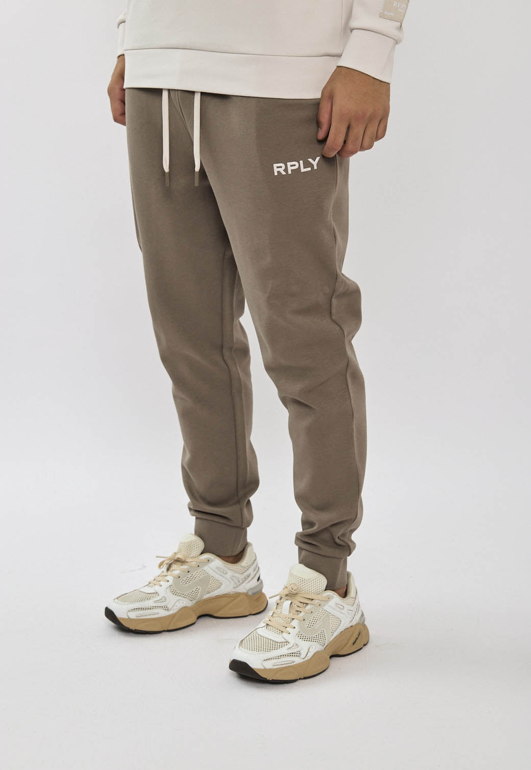 חליפת טרנינג שני חלקים לגברים בצבע שמנת