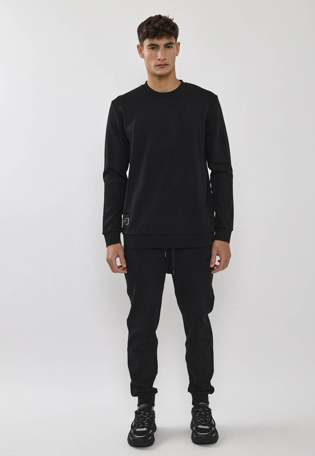 חליפת טרנינג שני חלקים בצבע שחור