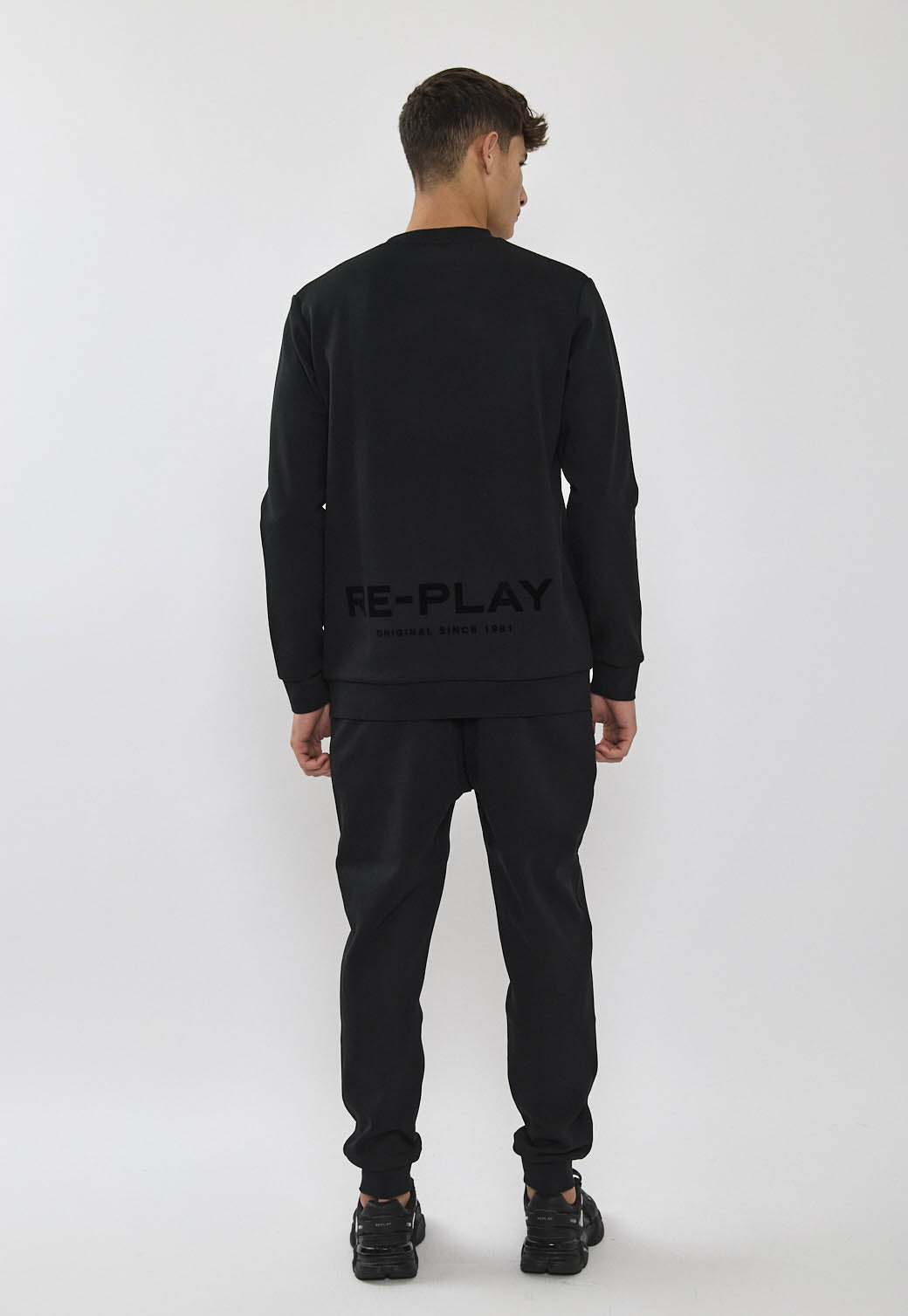 חליפת טרנינג שני חלקים בצבע שחור