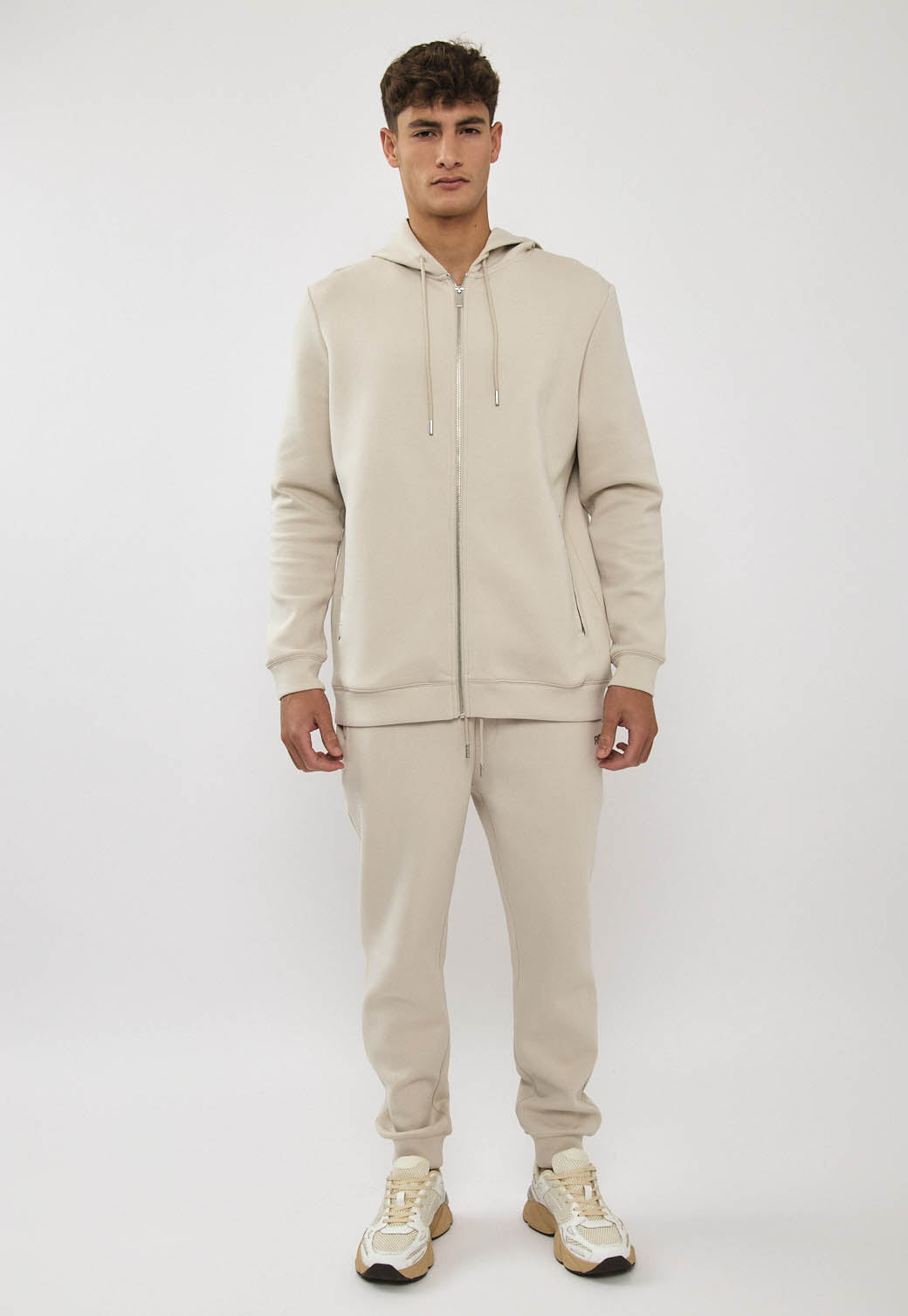 מכנסי ג׳וגר לגברים בצבע אבן מבד אינטרלוק