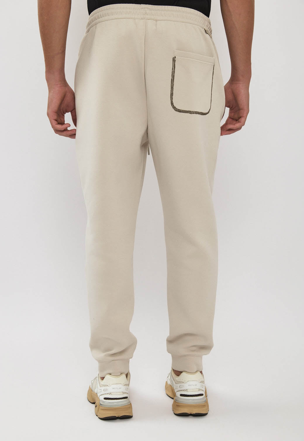 מכנסי ג׳וגר לגברים בצבע אבן מבד אינטרלוק