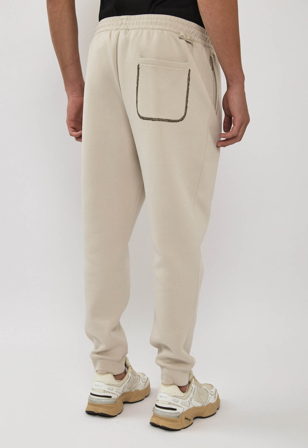 מכנסי ג׳וגר לגברים בצבע אבן מבד אינטרלוק