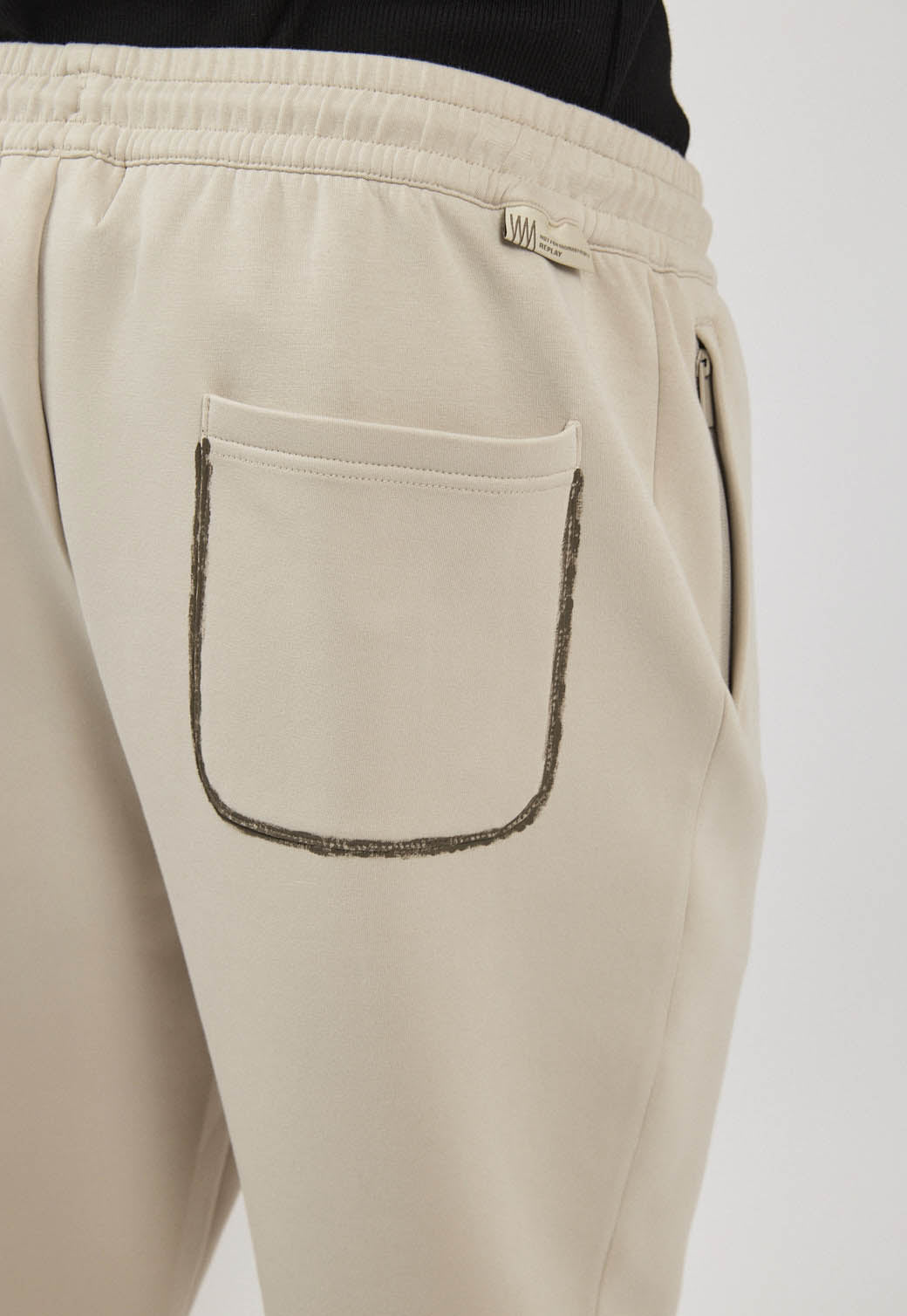 מכנסי ג׳וגר לגברים בצבע אבן מבד אינטרלוק