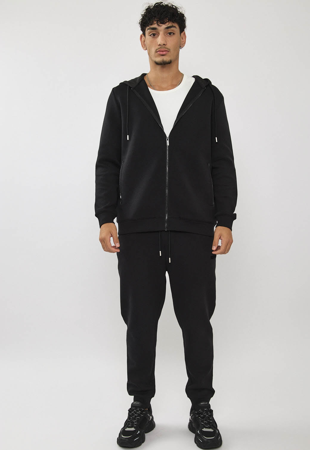 מכנסי ג'וגרים לגברים מבד אינטרלוק בצבע שחור