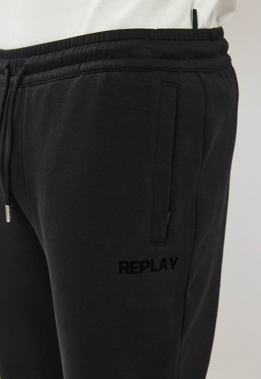 מכנסי ג'וגרים לגברים מבד אינטרלוק בצבע שחור