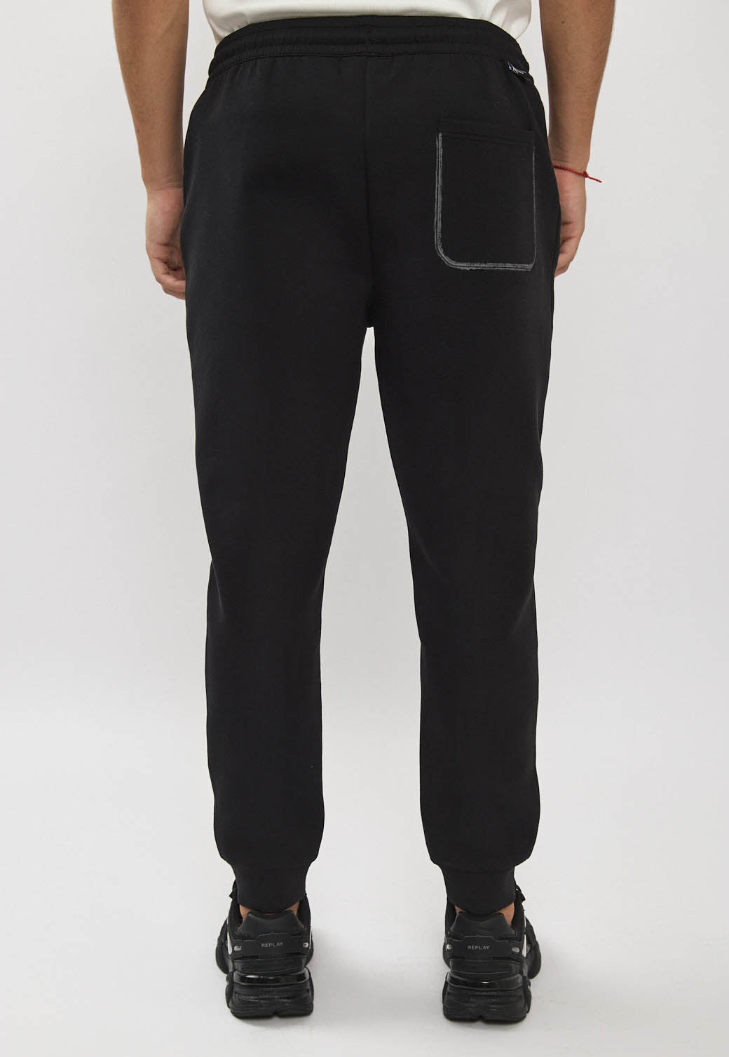 מכנסי ג'וגרים לגברים מבד אינטרלוק בצבע שחור