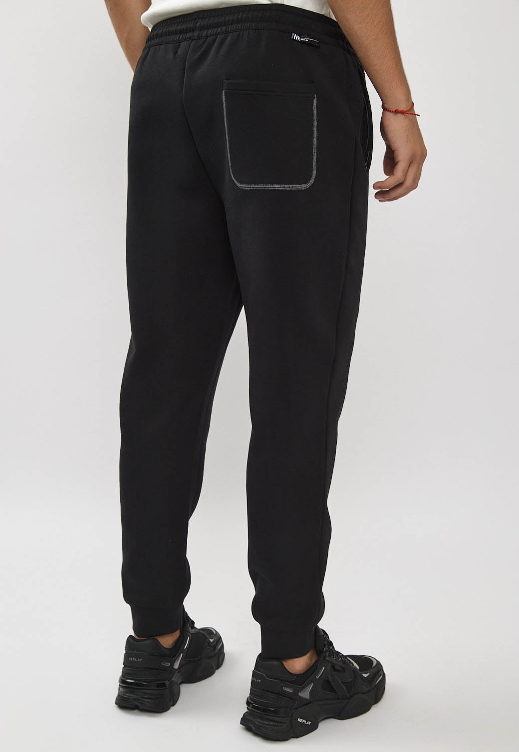 מכנסי ג'וגרים לגברים מבד אינטרלוק בצבע שחור