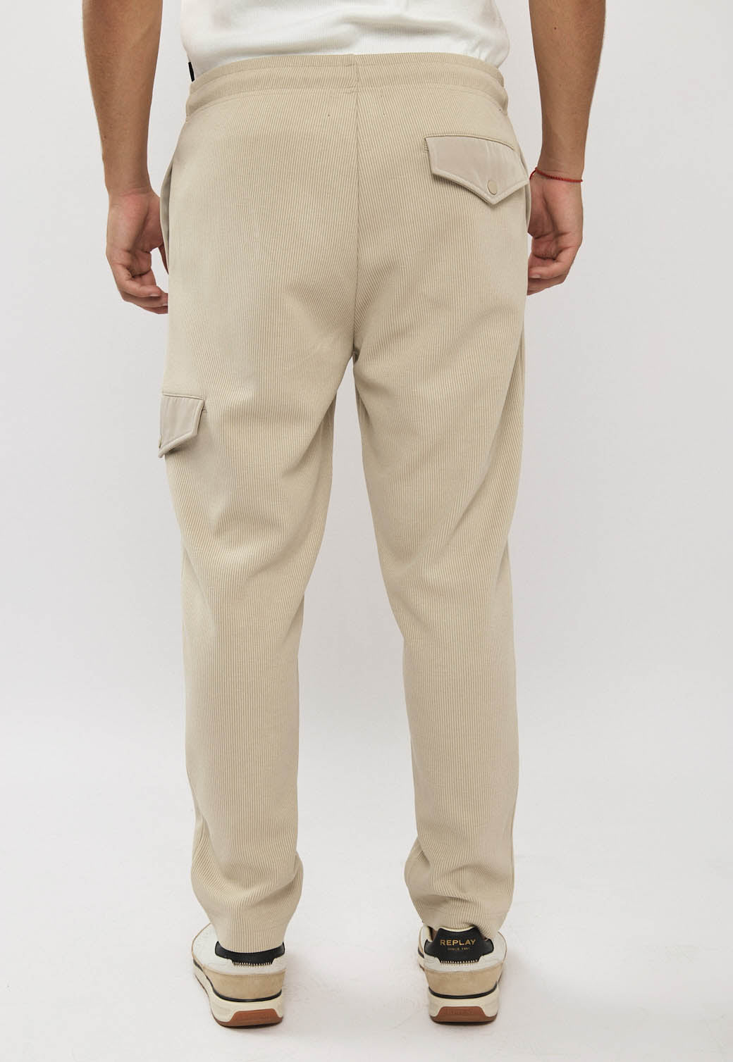 מכנסי טרנינג לגברים בצבע בז׳ עם כיס צד