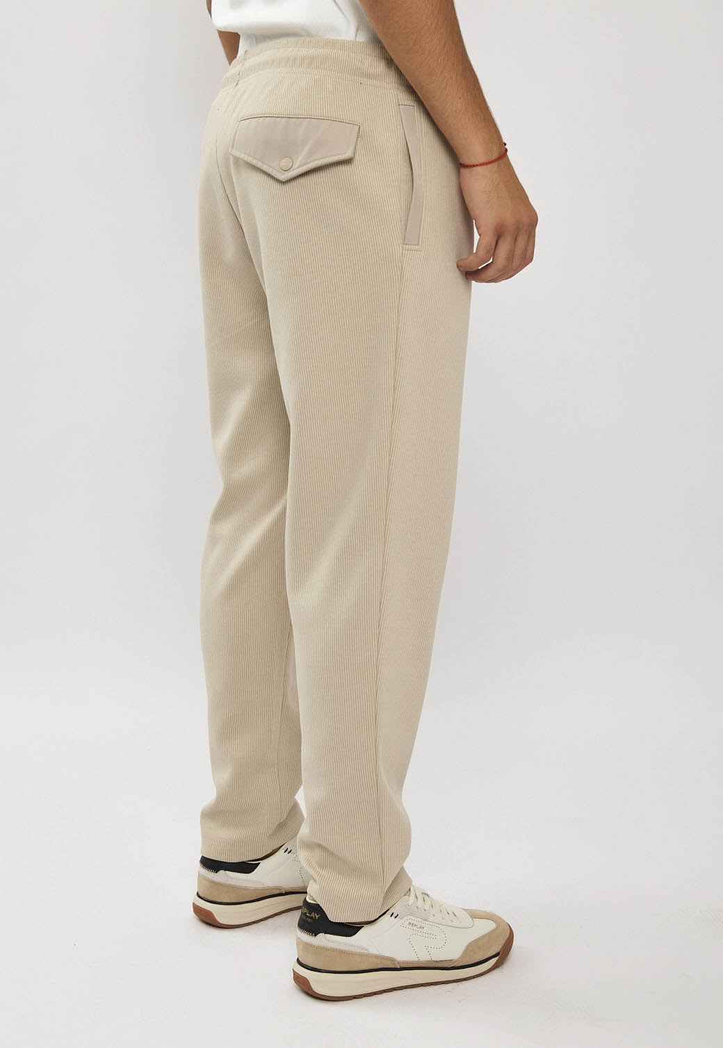 מכנסי טרנינג לגברים בצבע בז׳ עם כיס צד