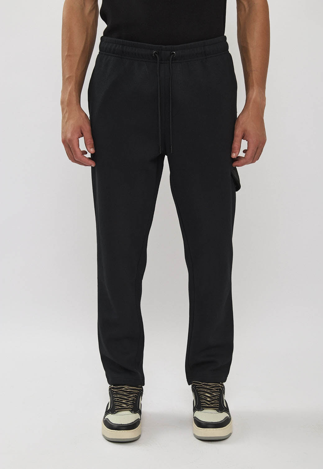 מכנסי טרנינג לגברים בצבע שחור