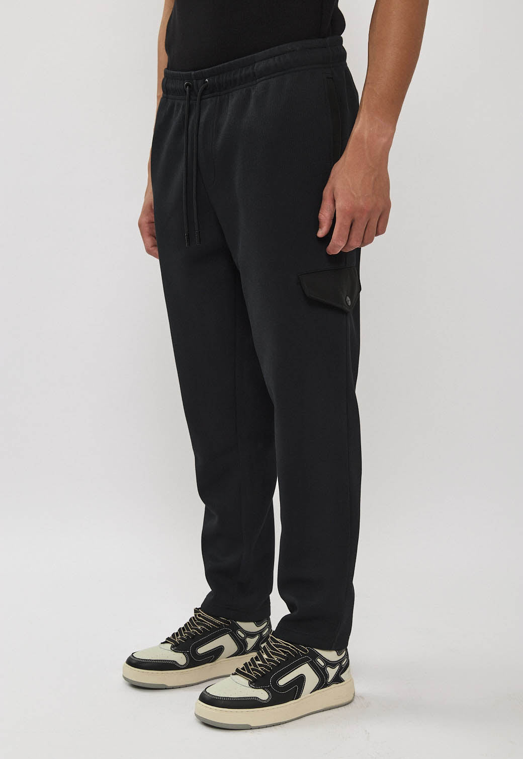 מכנסי טרנינג לגברים בצבע שחור